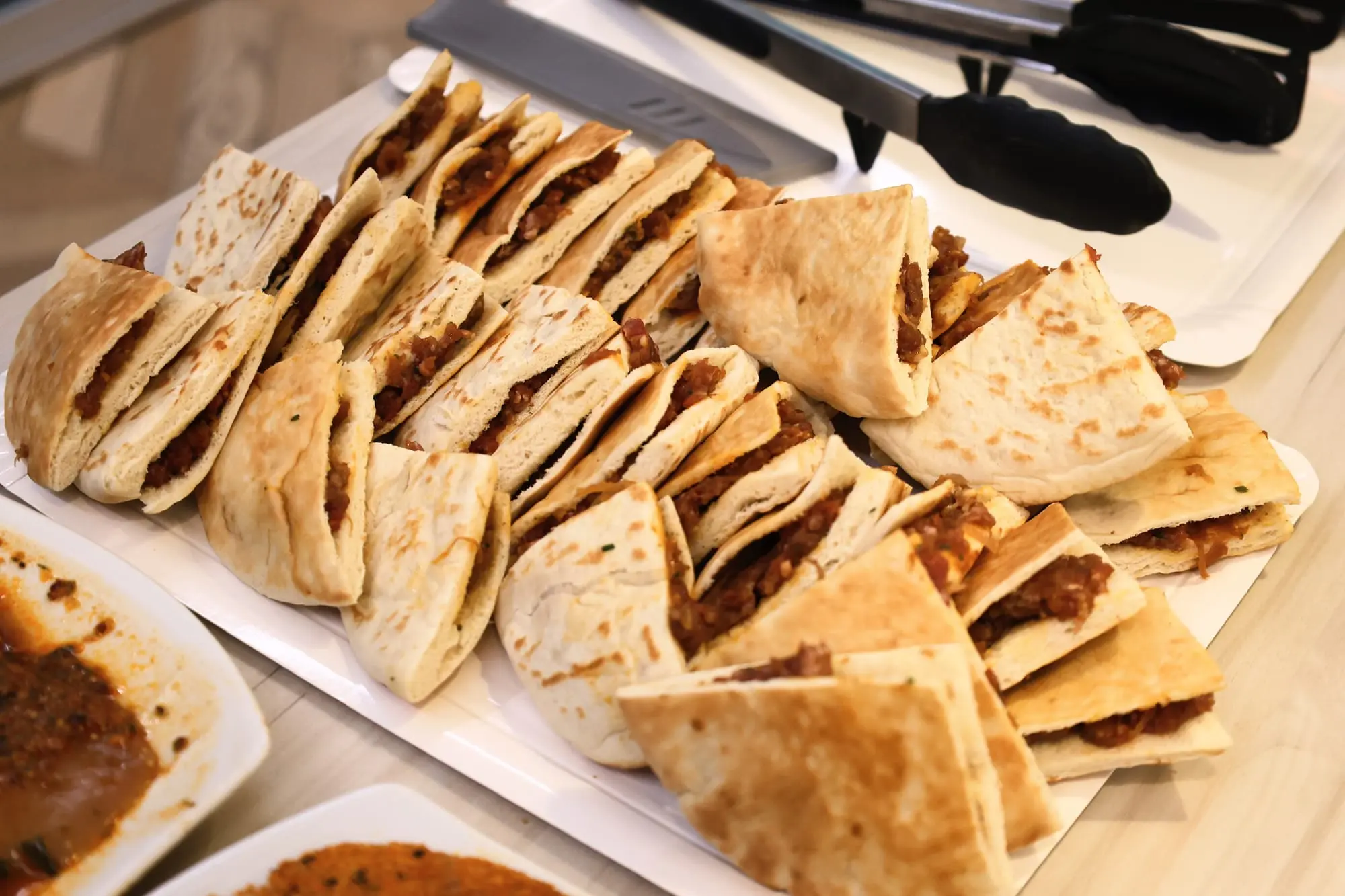 Plateaux d’arayes grillés coupés en pointes