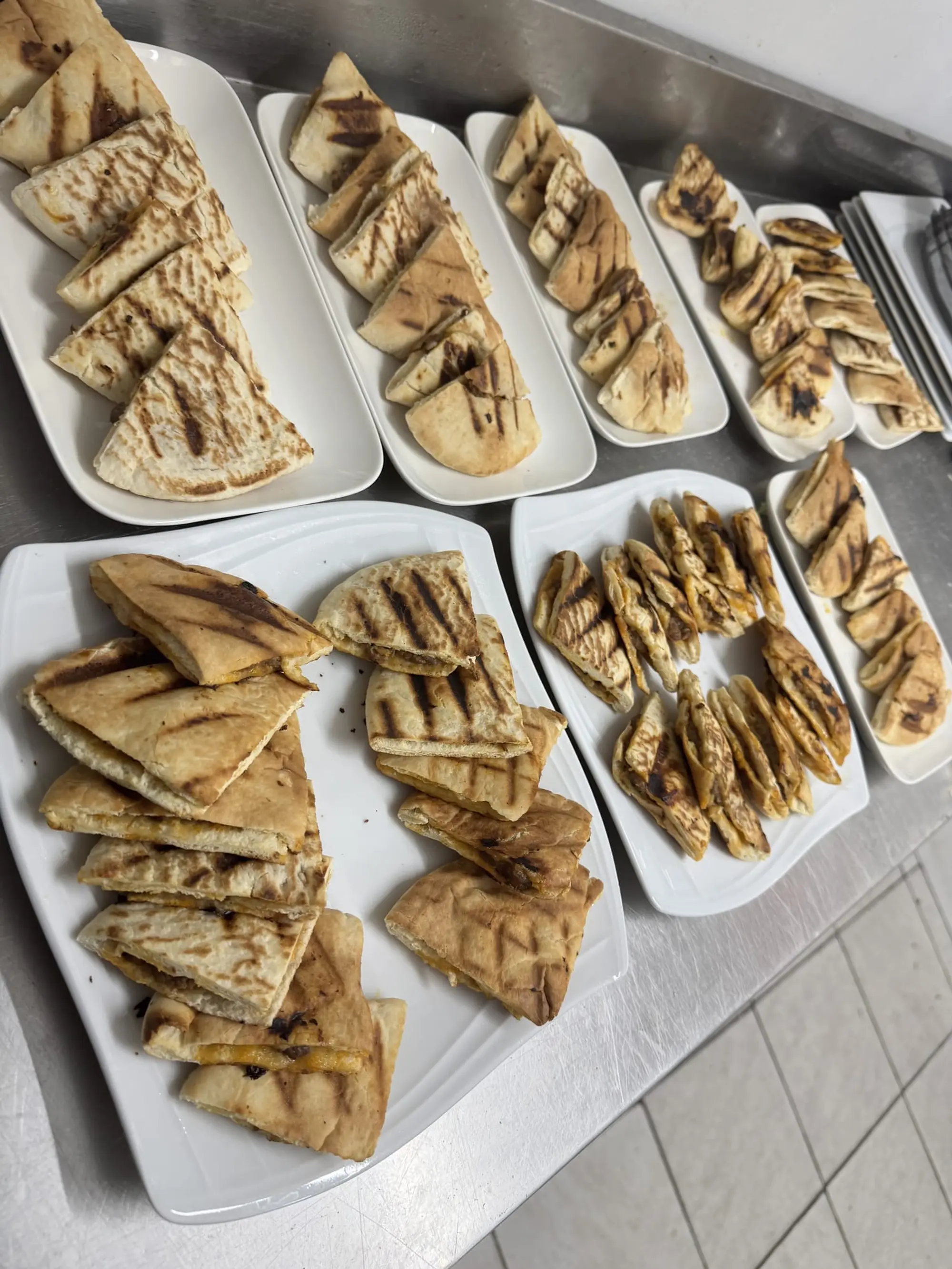 Assiettes de triangles d’arayes grillés