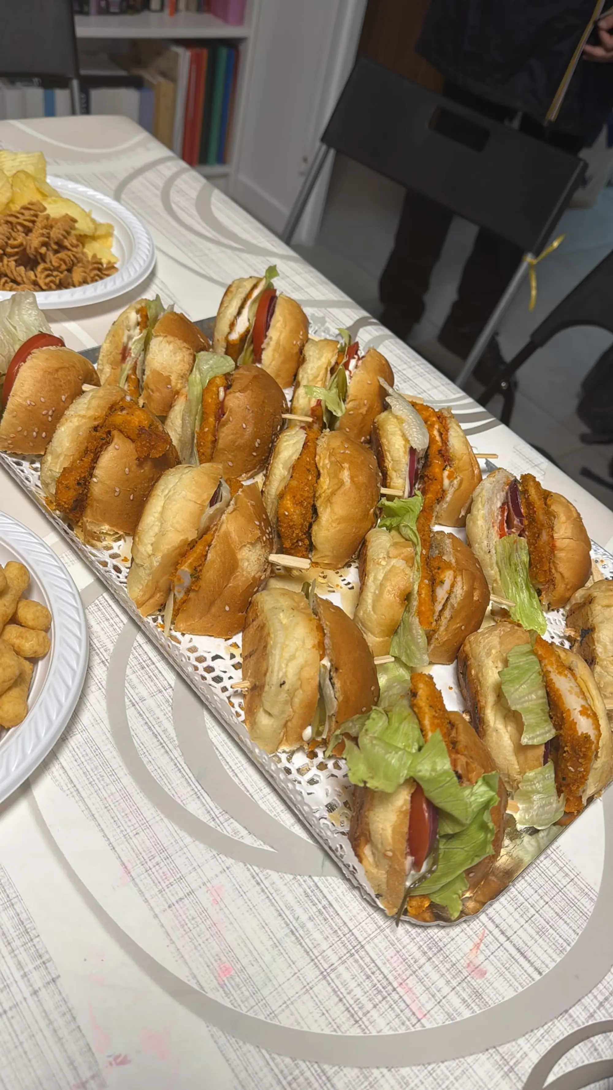 Plateau de burgers au poulet pané et salade