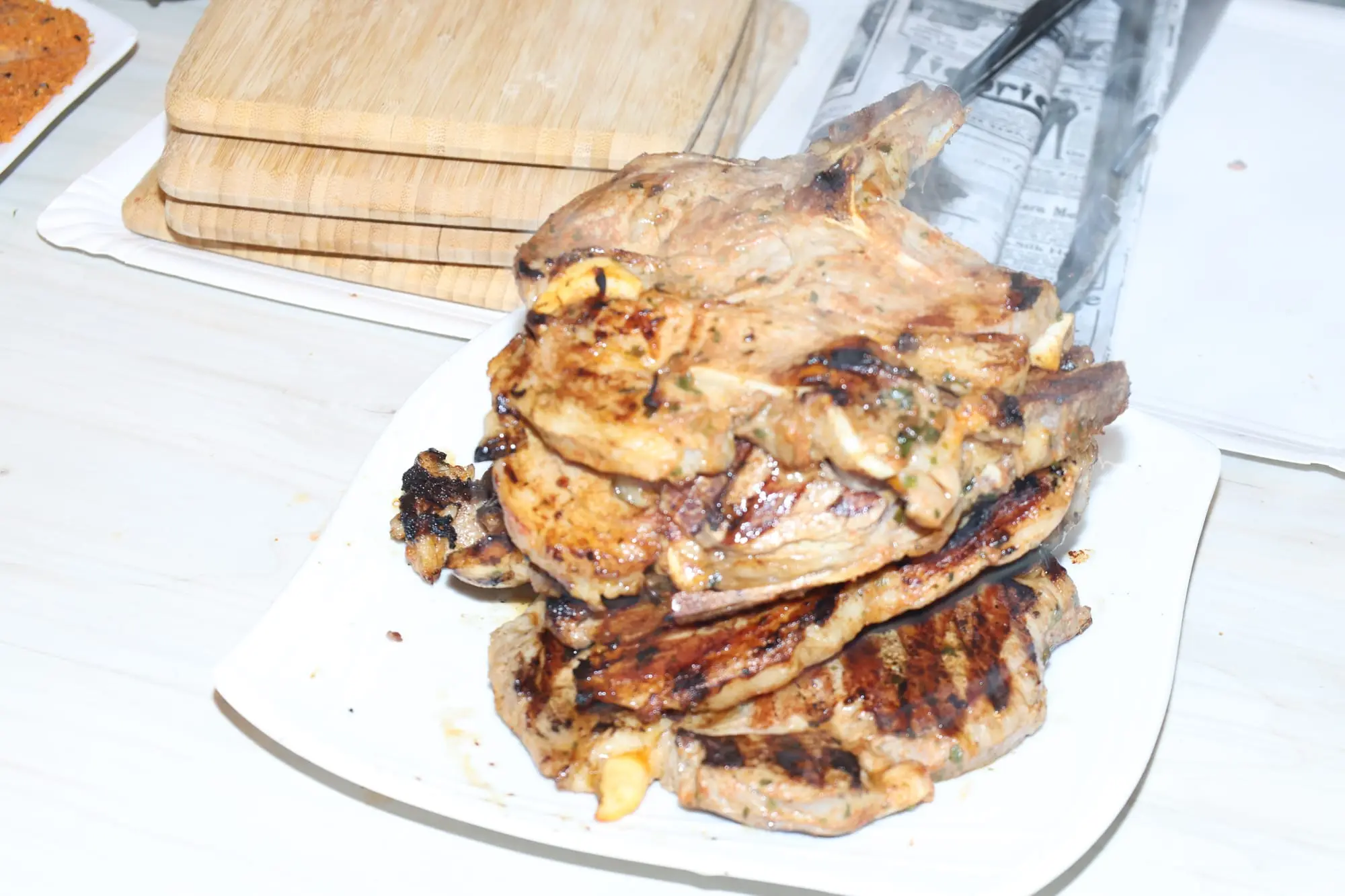 Pile de côtes grillées servies sur une planche en bois