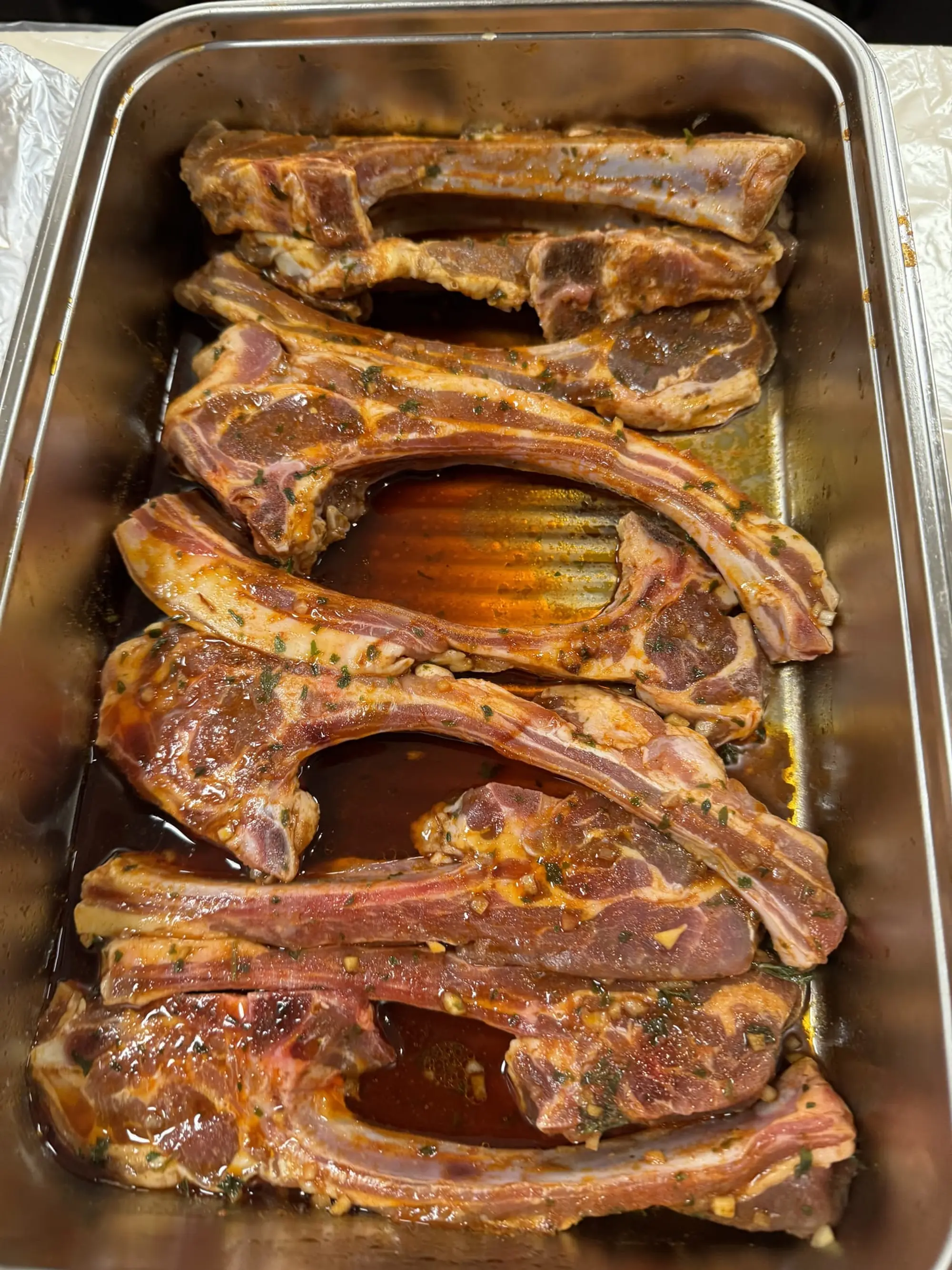 Côtes d’agneau marinées dans un plat, avant cuisson