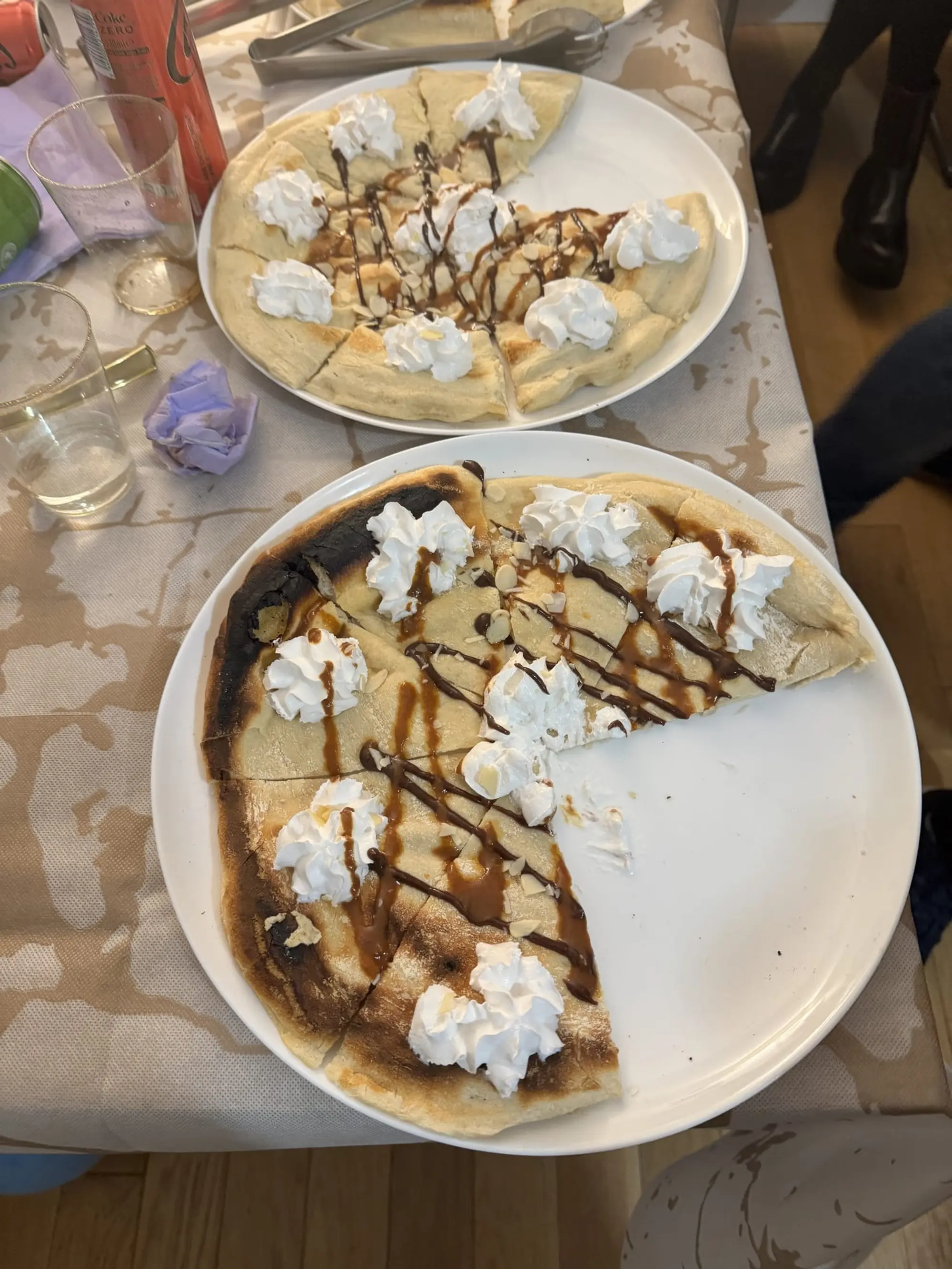 Assiettes de crêpes garnies de chantilly et nappées de caramel