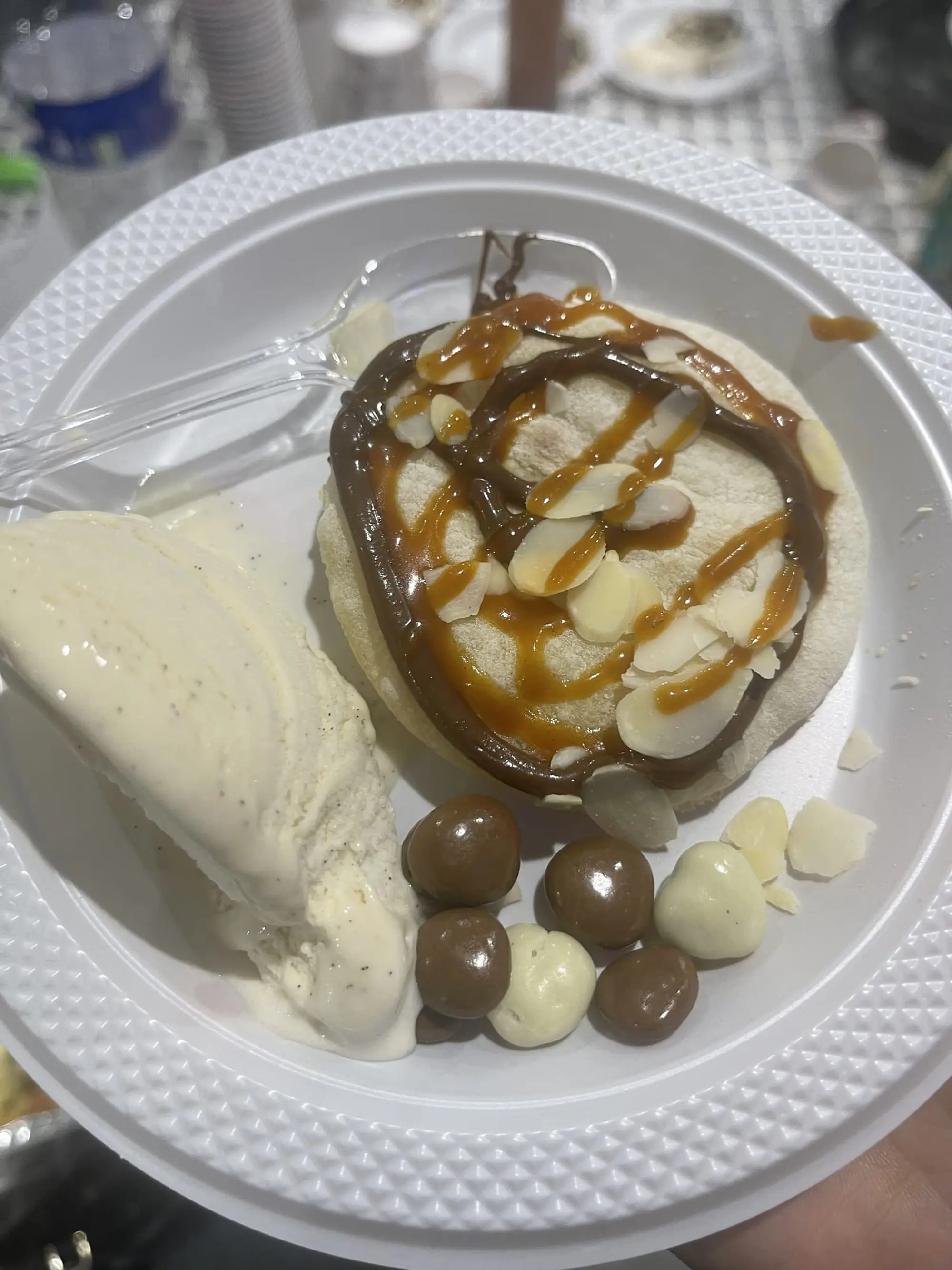 Dessert individuel nappé de caramel, servi à l’assiette