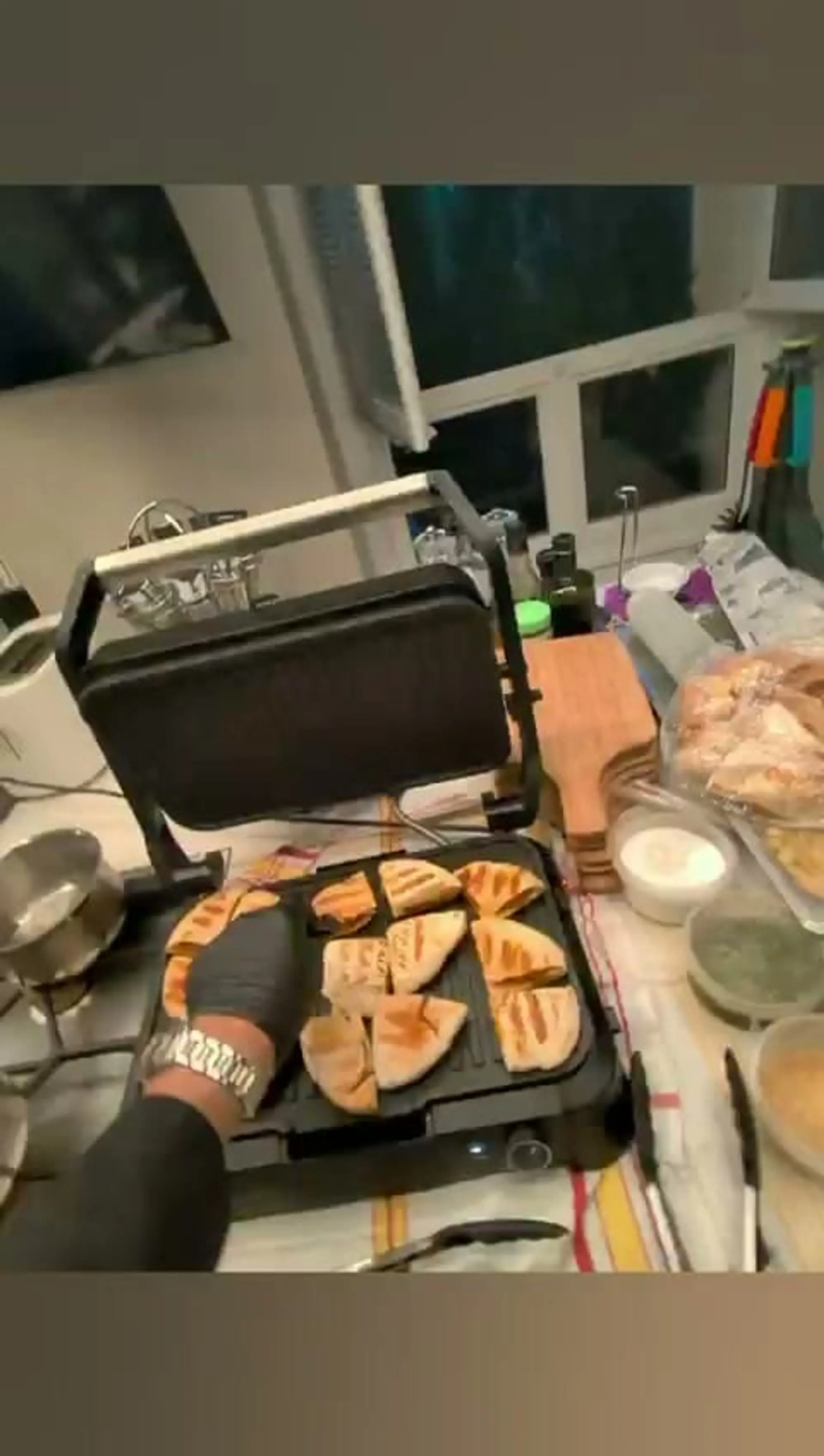 Triangles d’arayes marqués sur un gril, retournés à la main gantée