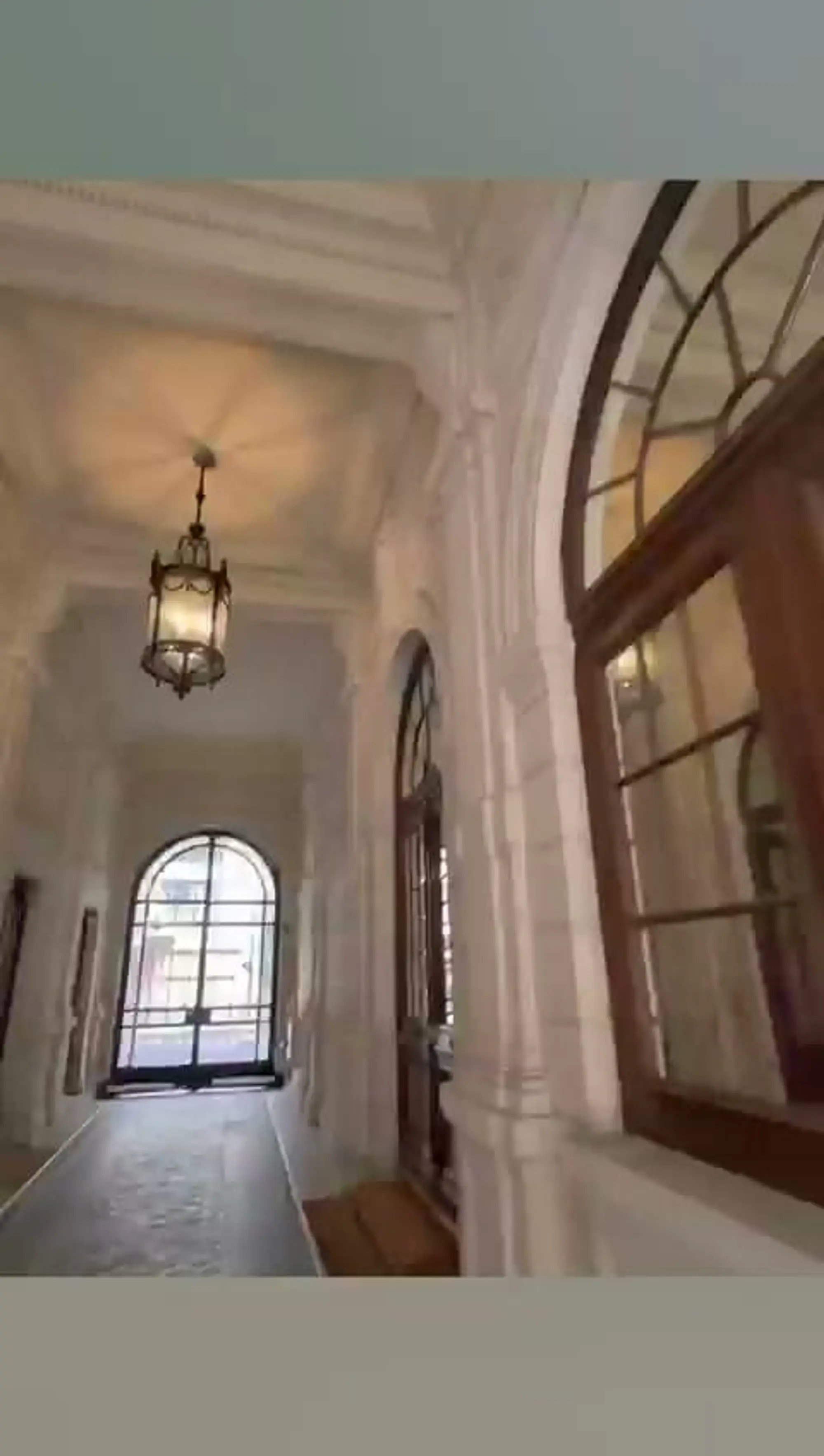 Façade d’immeuble haussmannien dans le 16e arrondissement de Paris