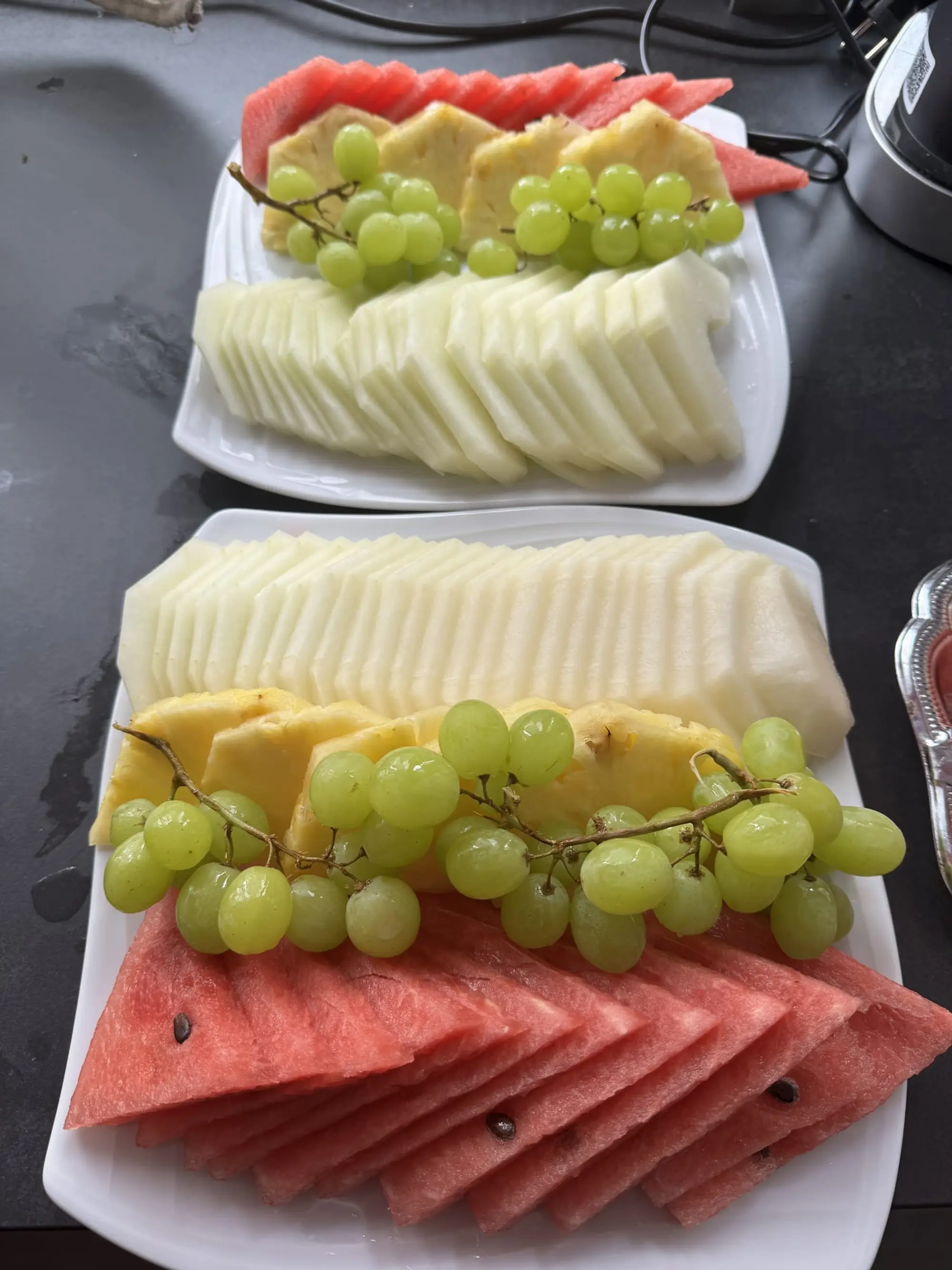 Pastèque, melon et raisin découpés sur un plateau