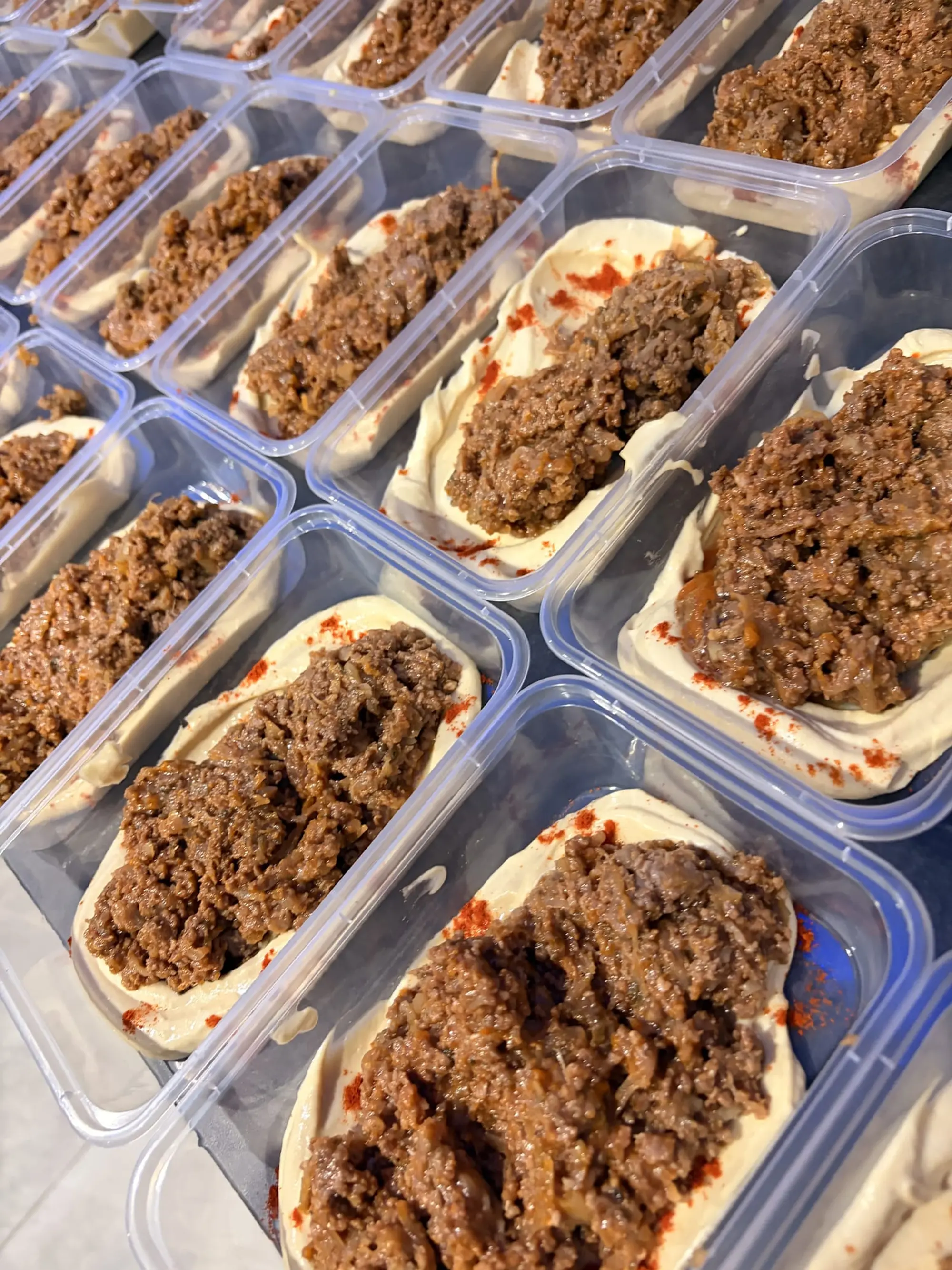 Barquettes de houmous garnies de viande hachée