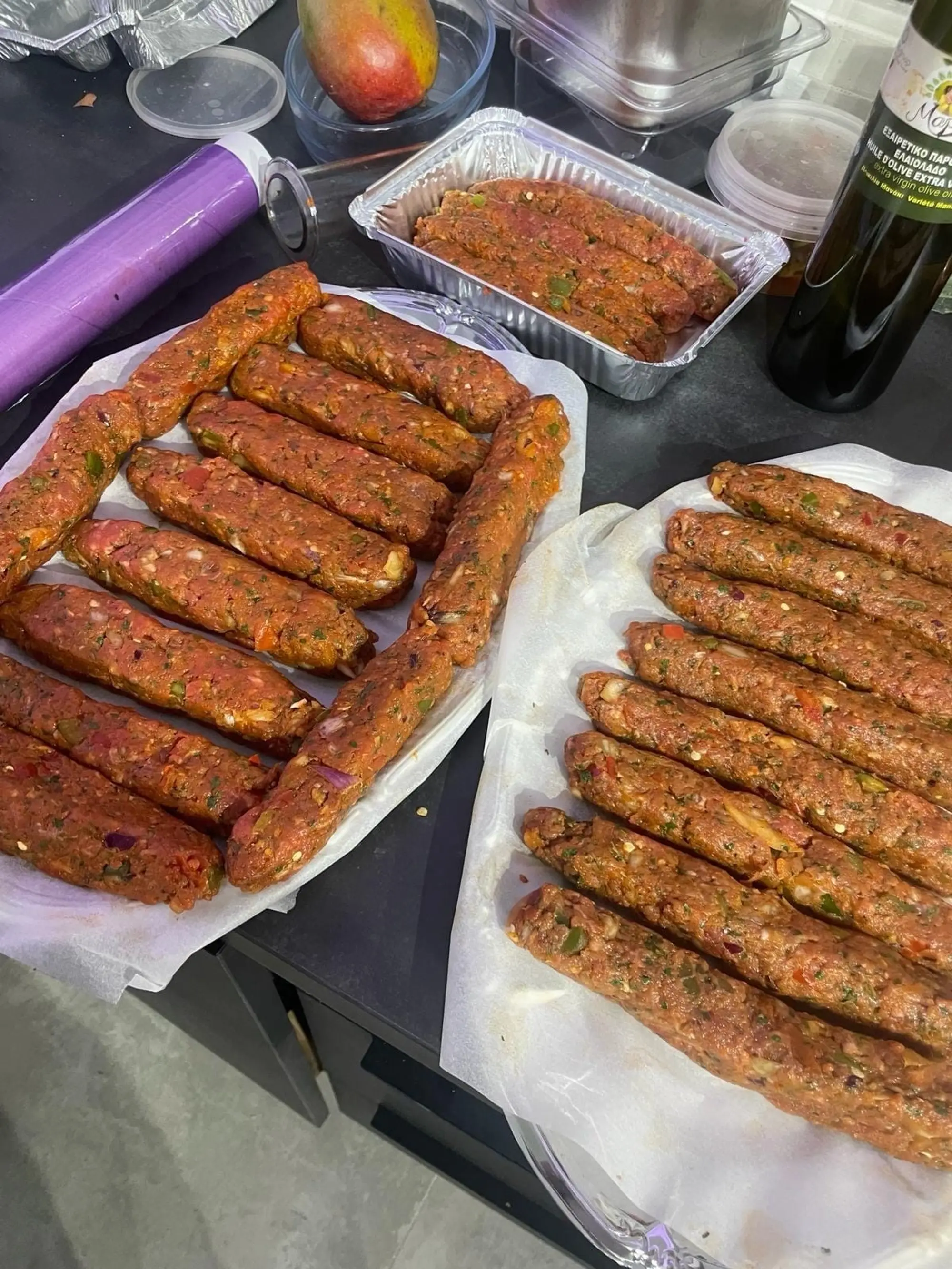 Plateaux de kebabs de viande hachée aux herbes, prêts à cuire