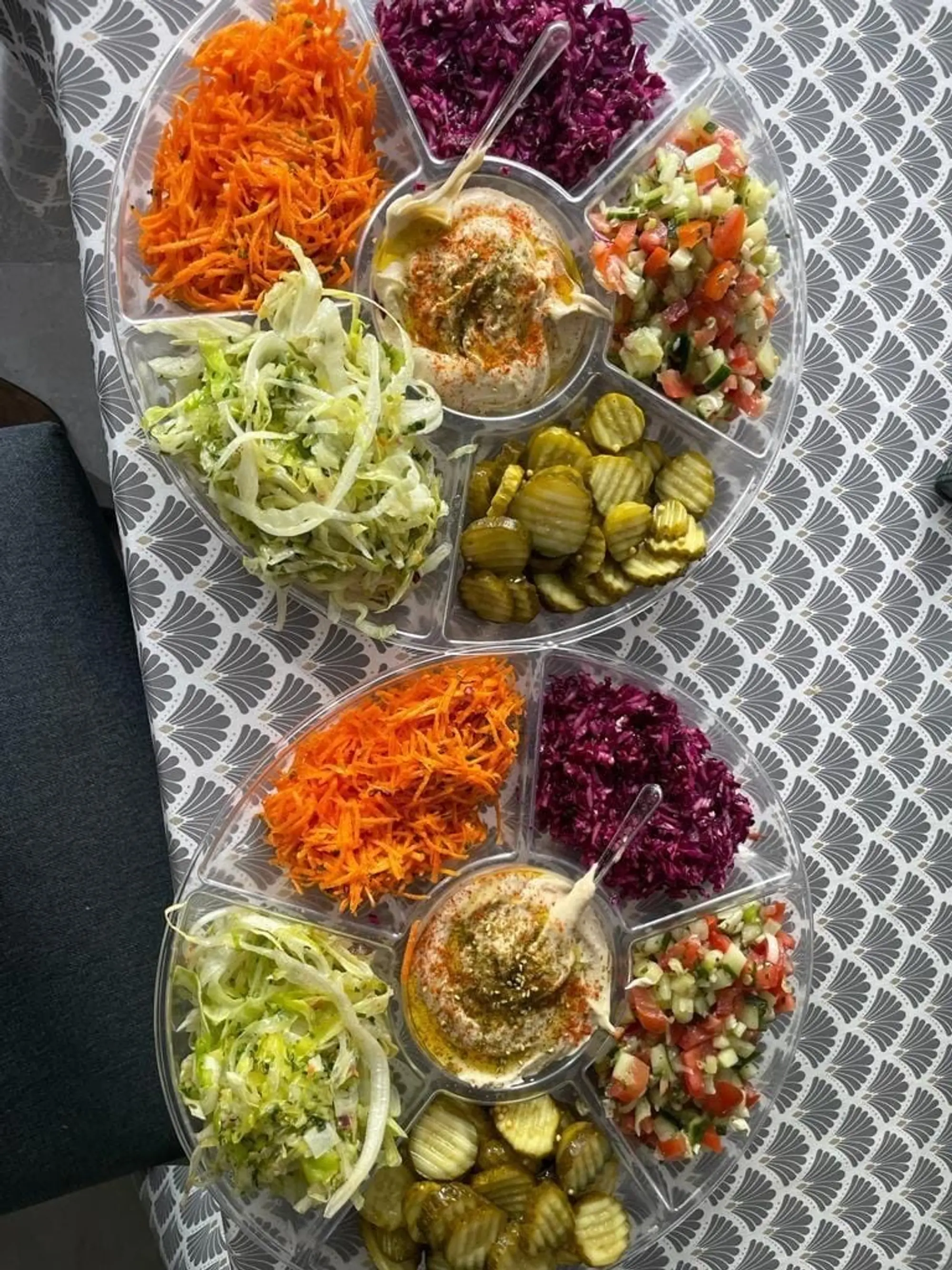 Coupelles de mezze : carottes râpées, chou, betteraves, cornichons et houmous