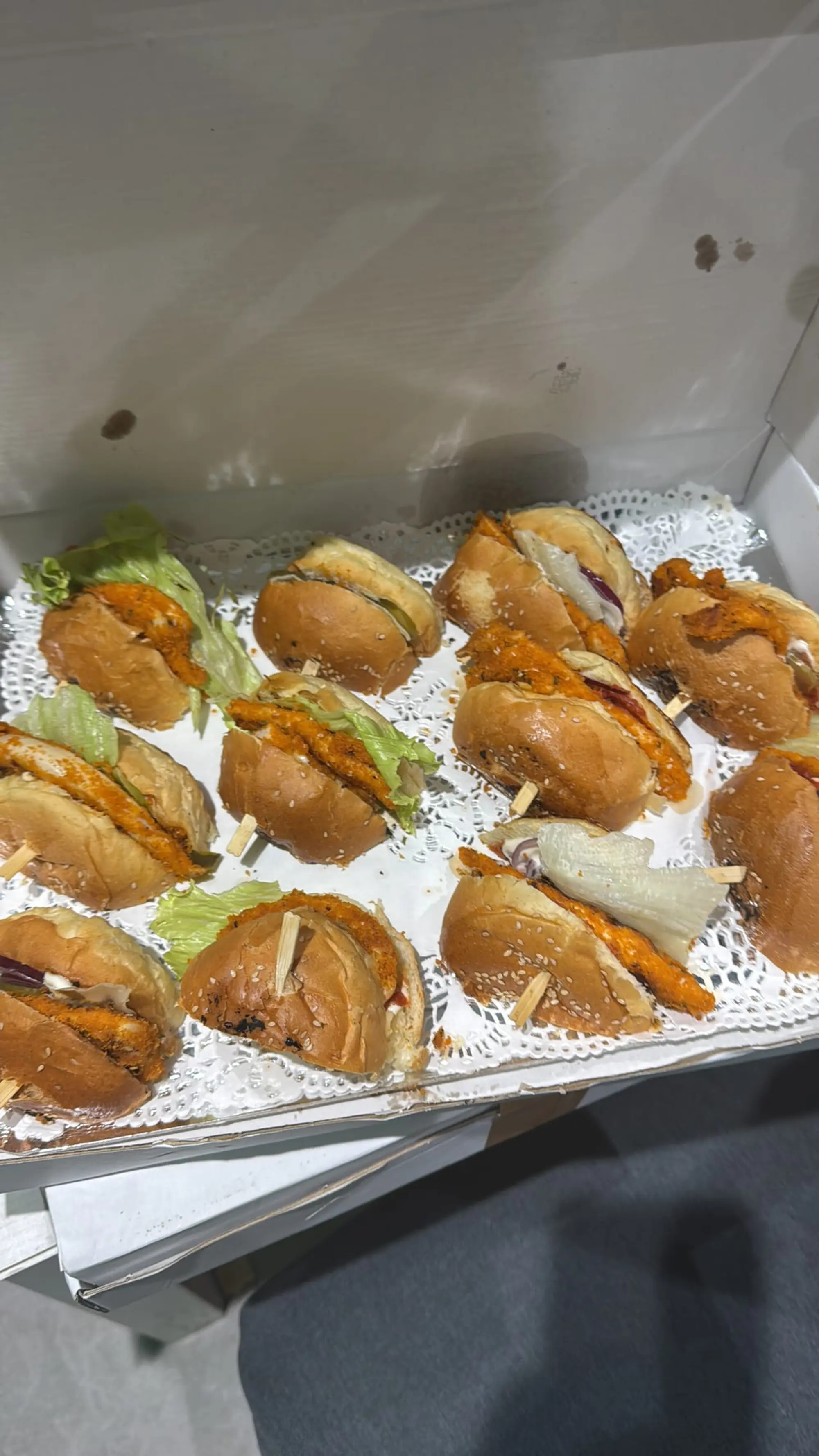 Mini-burgers au poulet pané et salade, sur un plateau