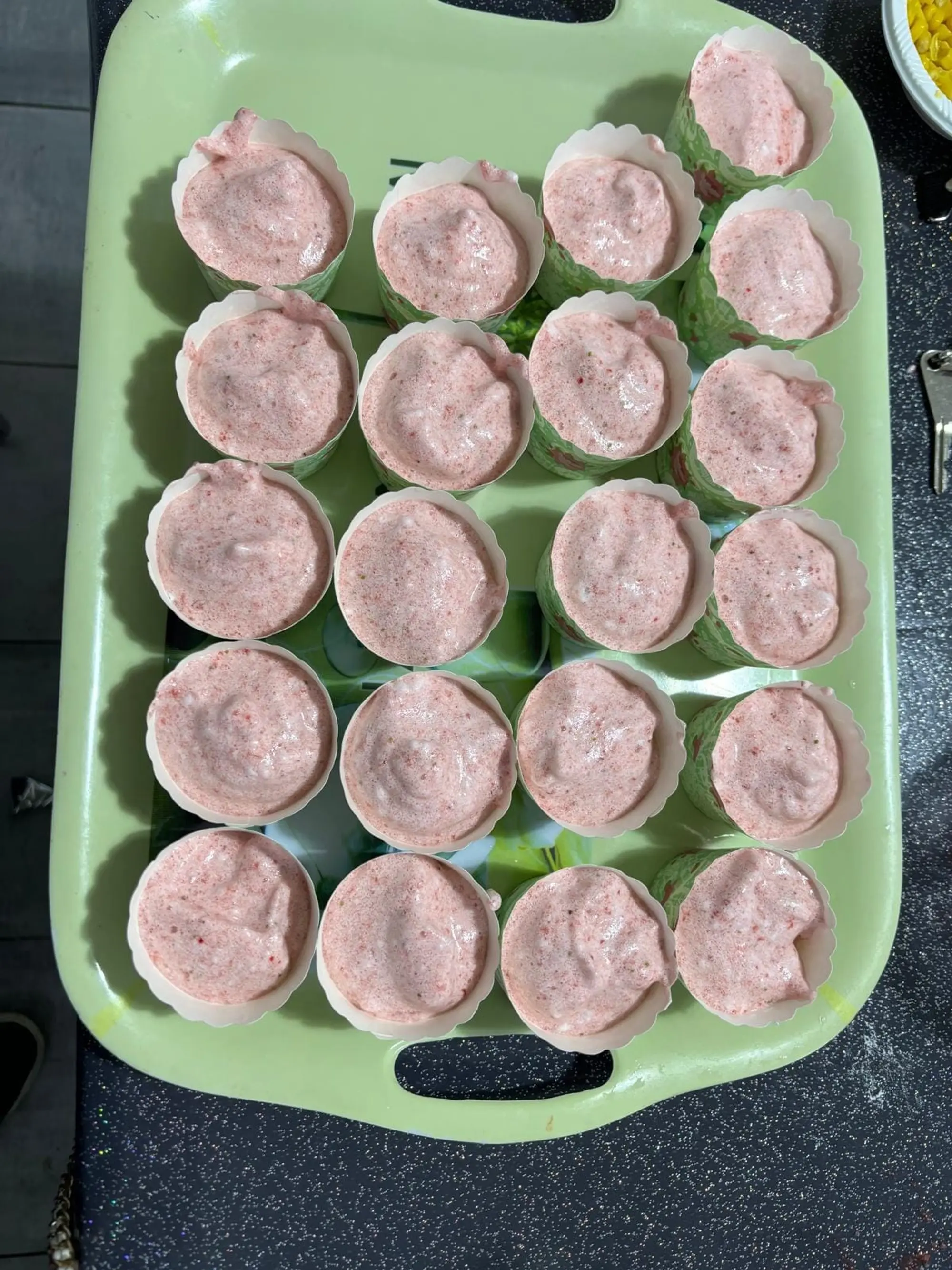 Verrines de mousse rose alignées sur un plateau