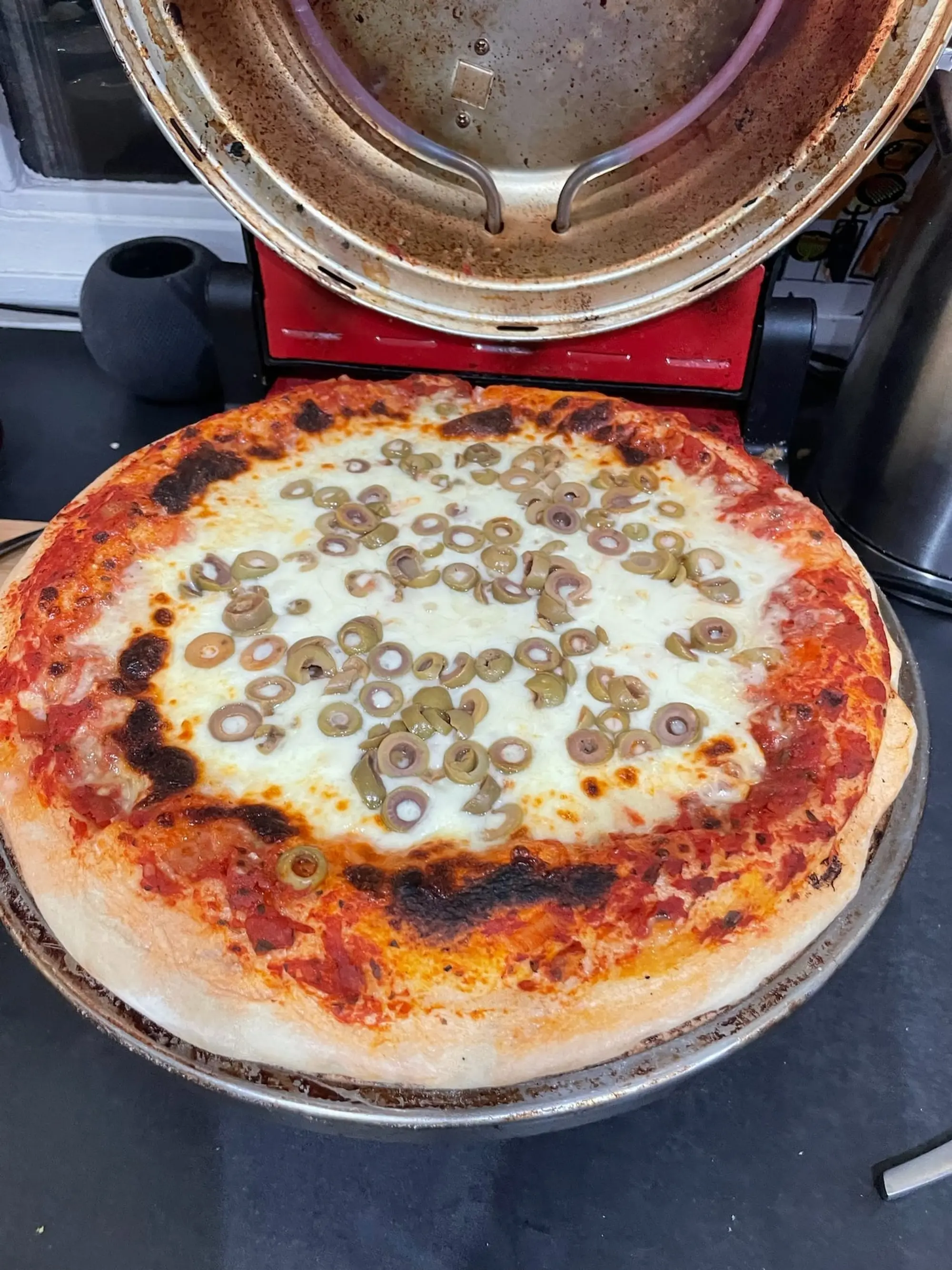 Pizza au thon et au fromage sur une plaque