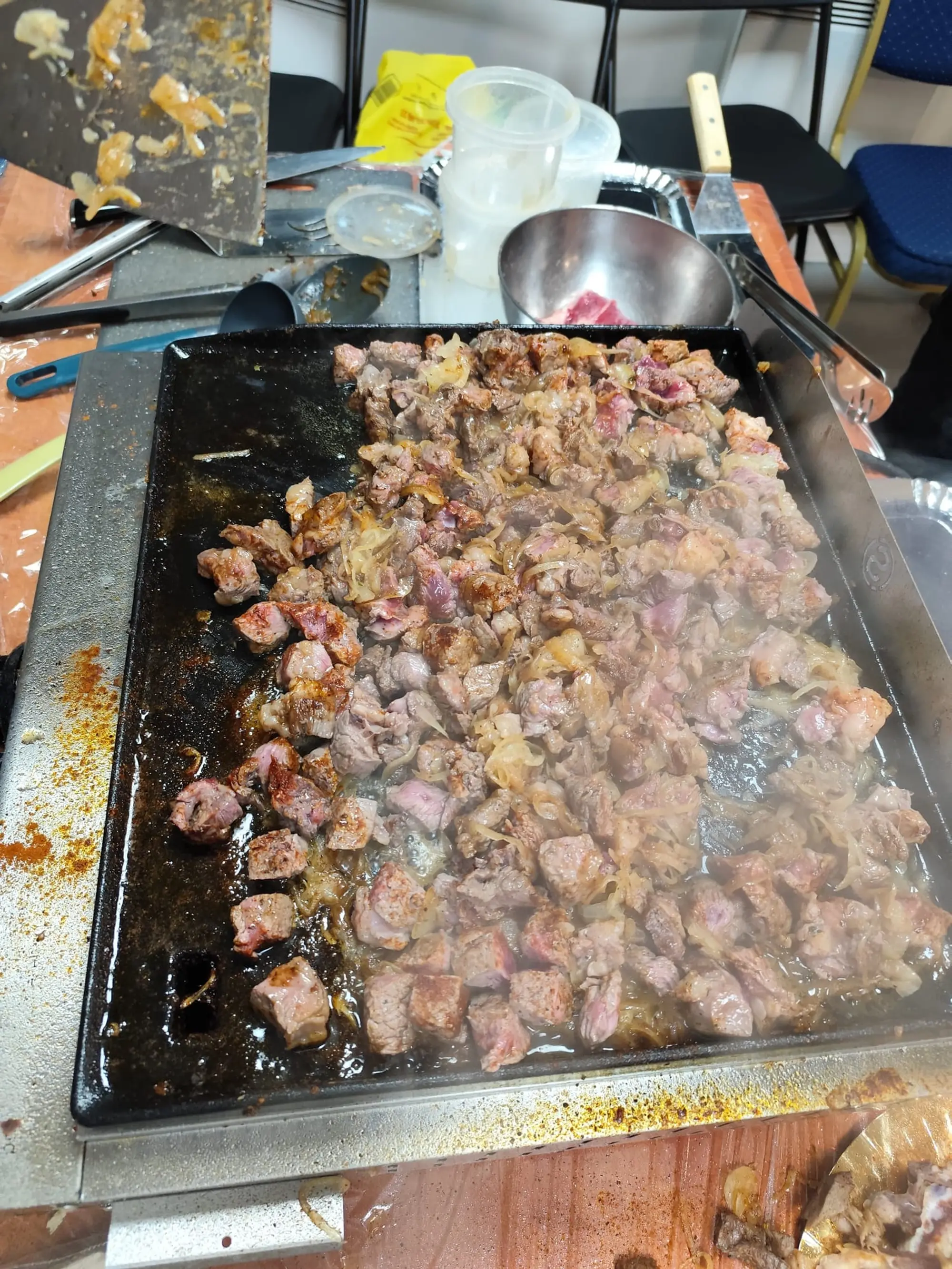 Dés de viande en cuisson sur une plancha