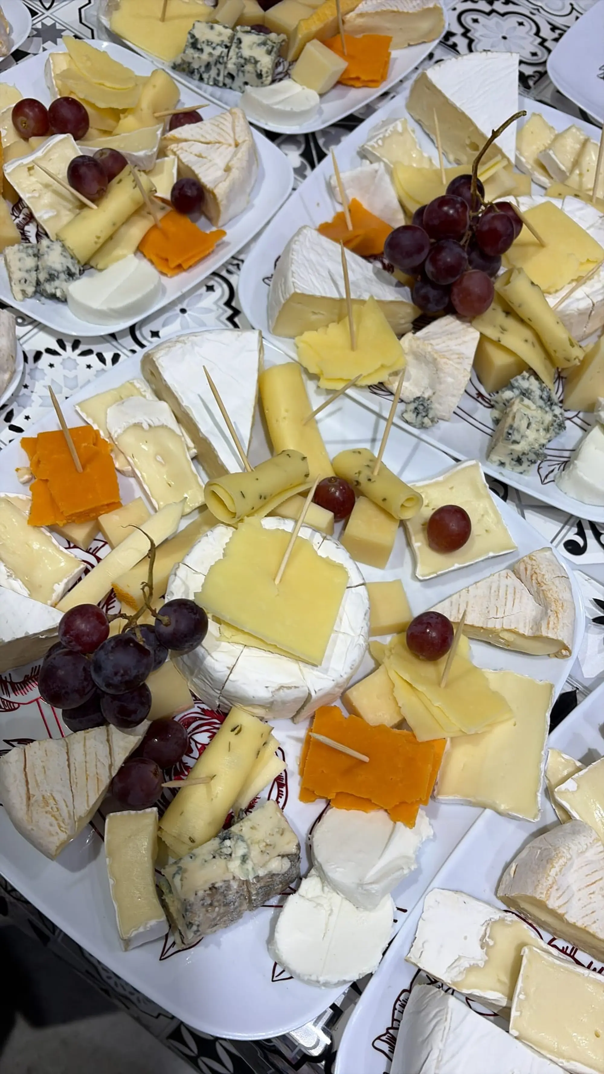 Plateau de fromages affinés, raisin et fruits secs