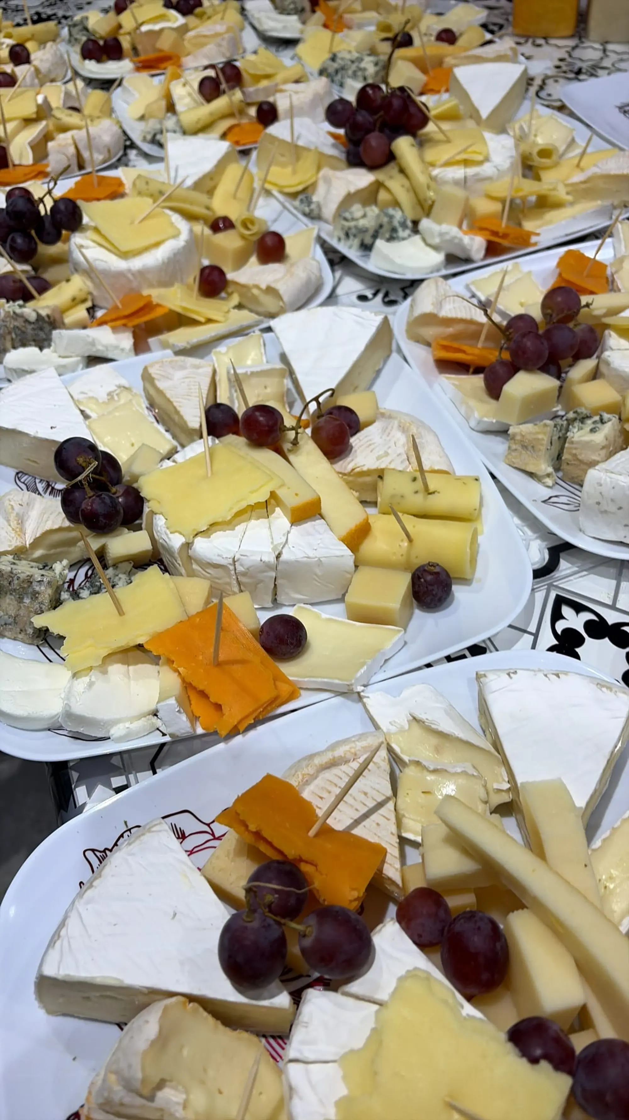 Plateau de fromages variés avec raisin