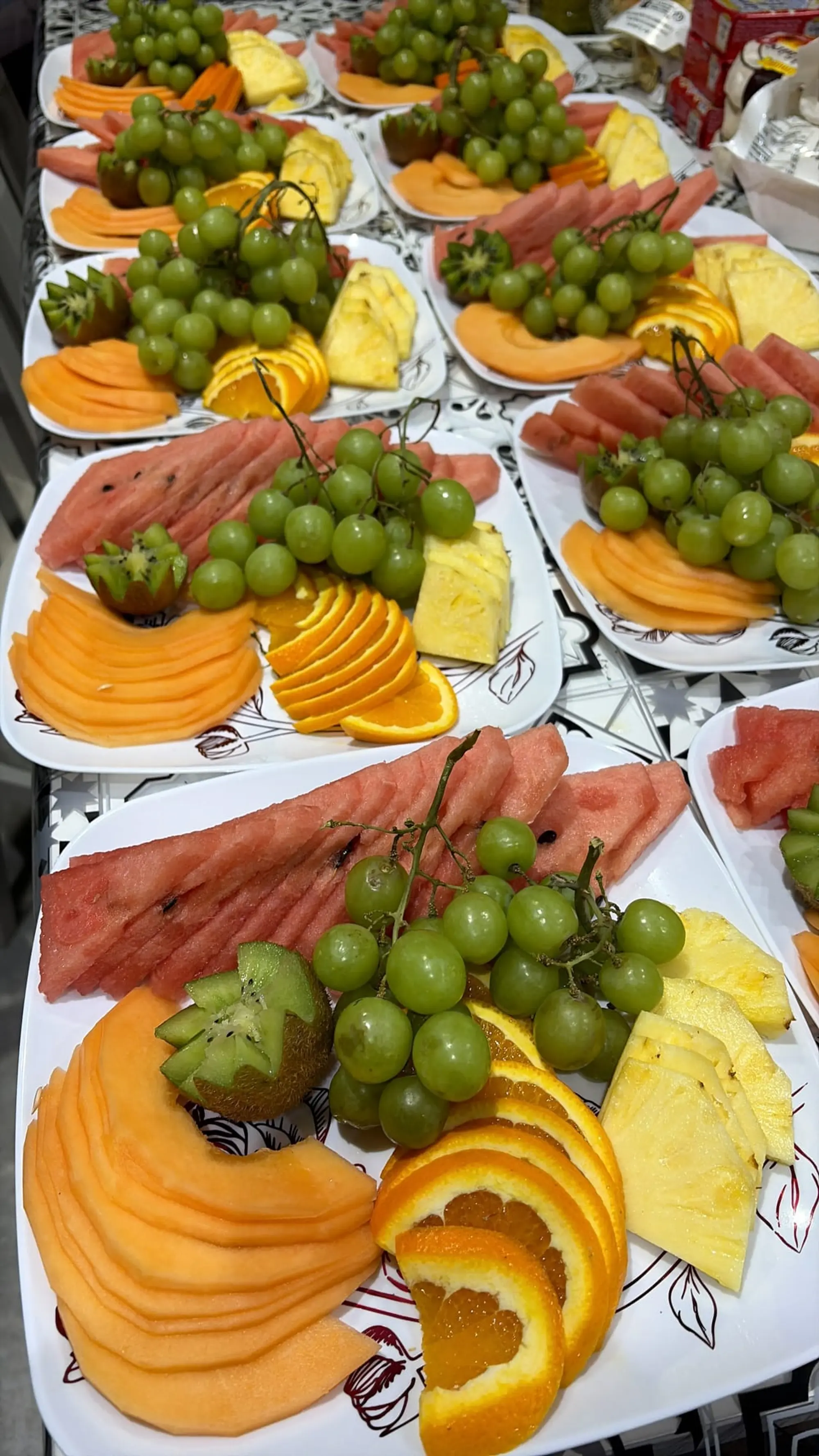 Plateau de fruits découpés : melon, pastèque, raisin, orange