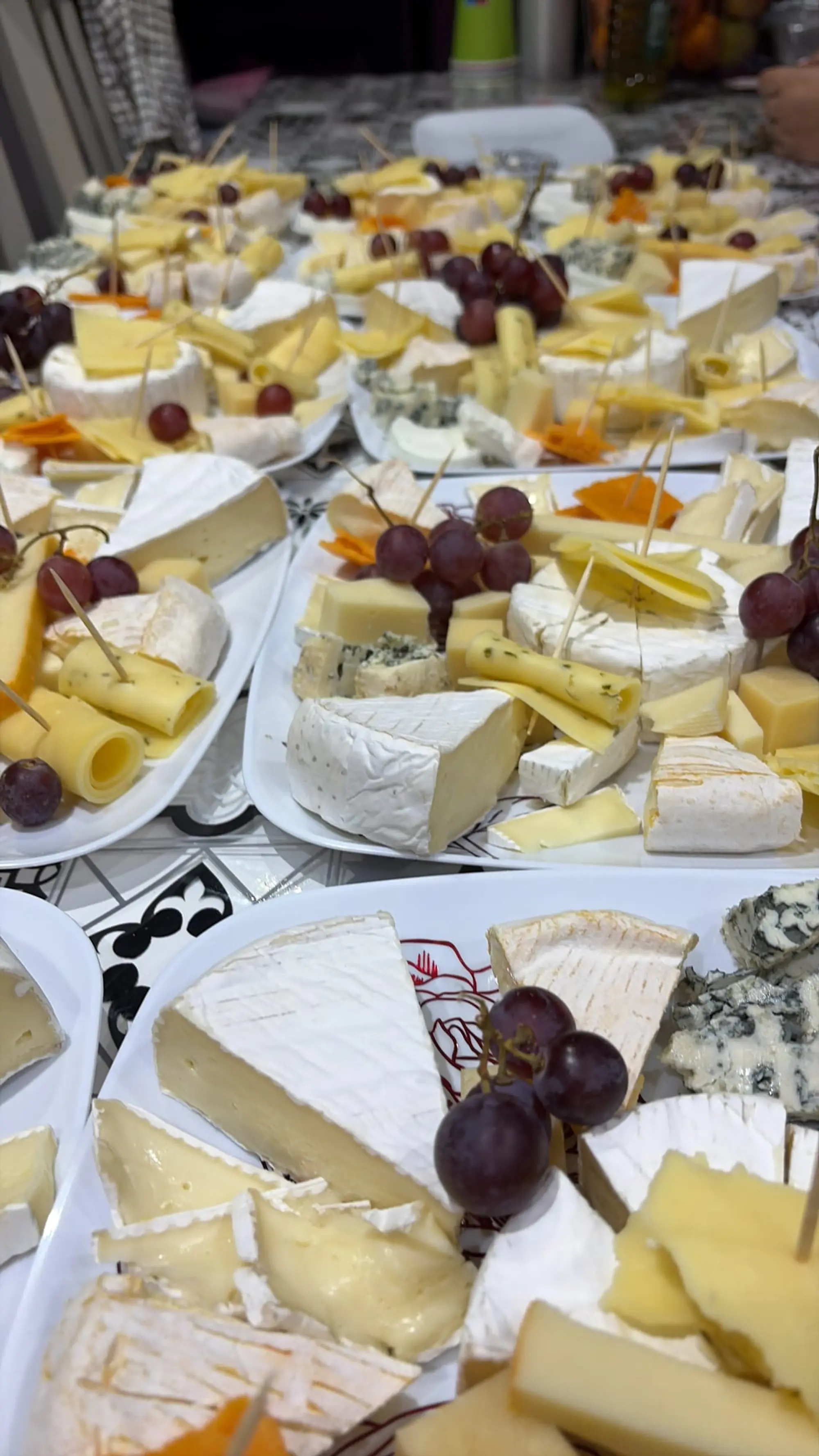 Plusieurs plateaux de fromages dressés pour un buffet