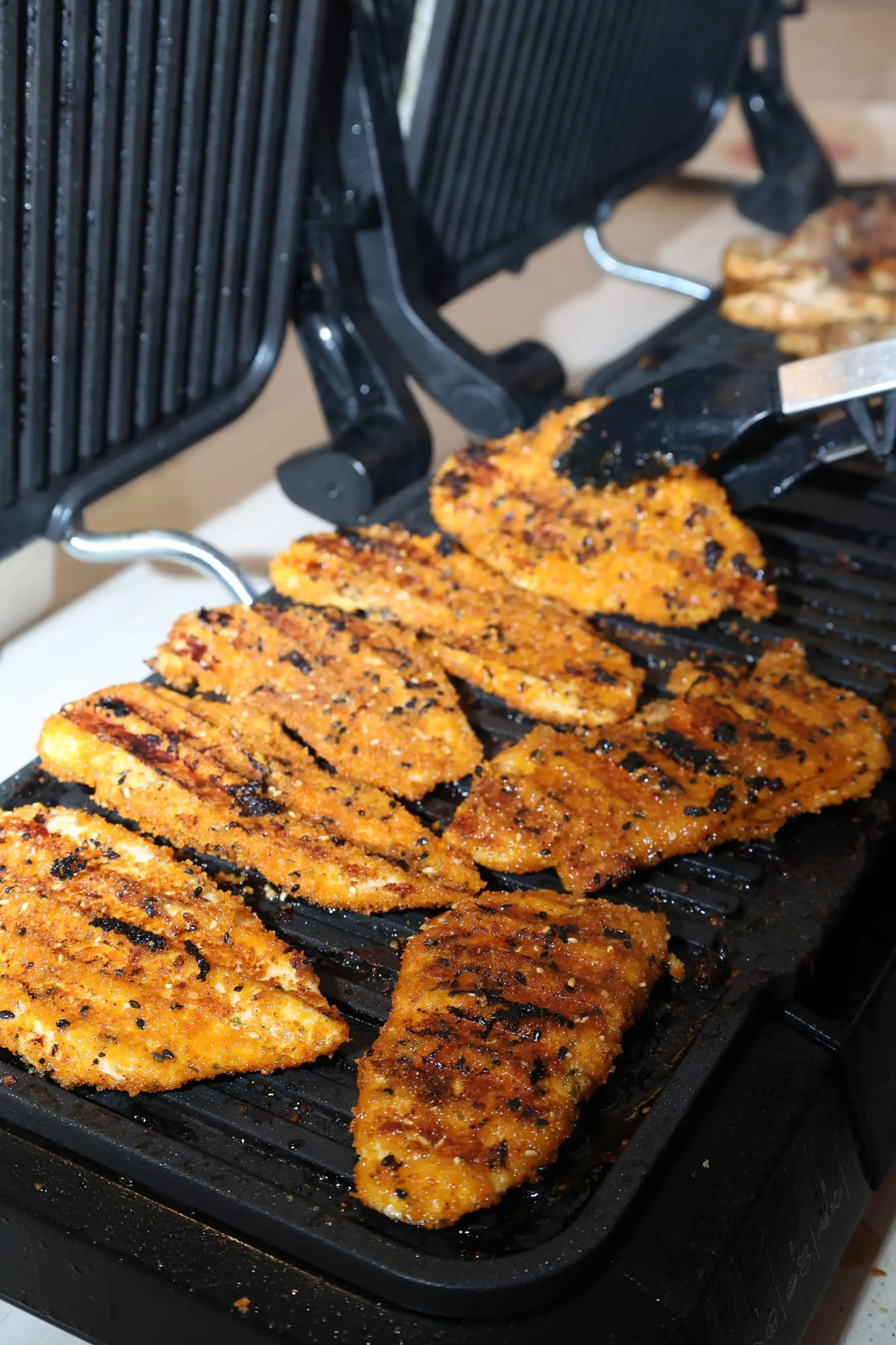 Escalopes de poulet marinées en cuisson sur un gril