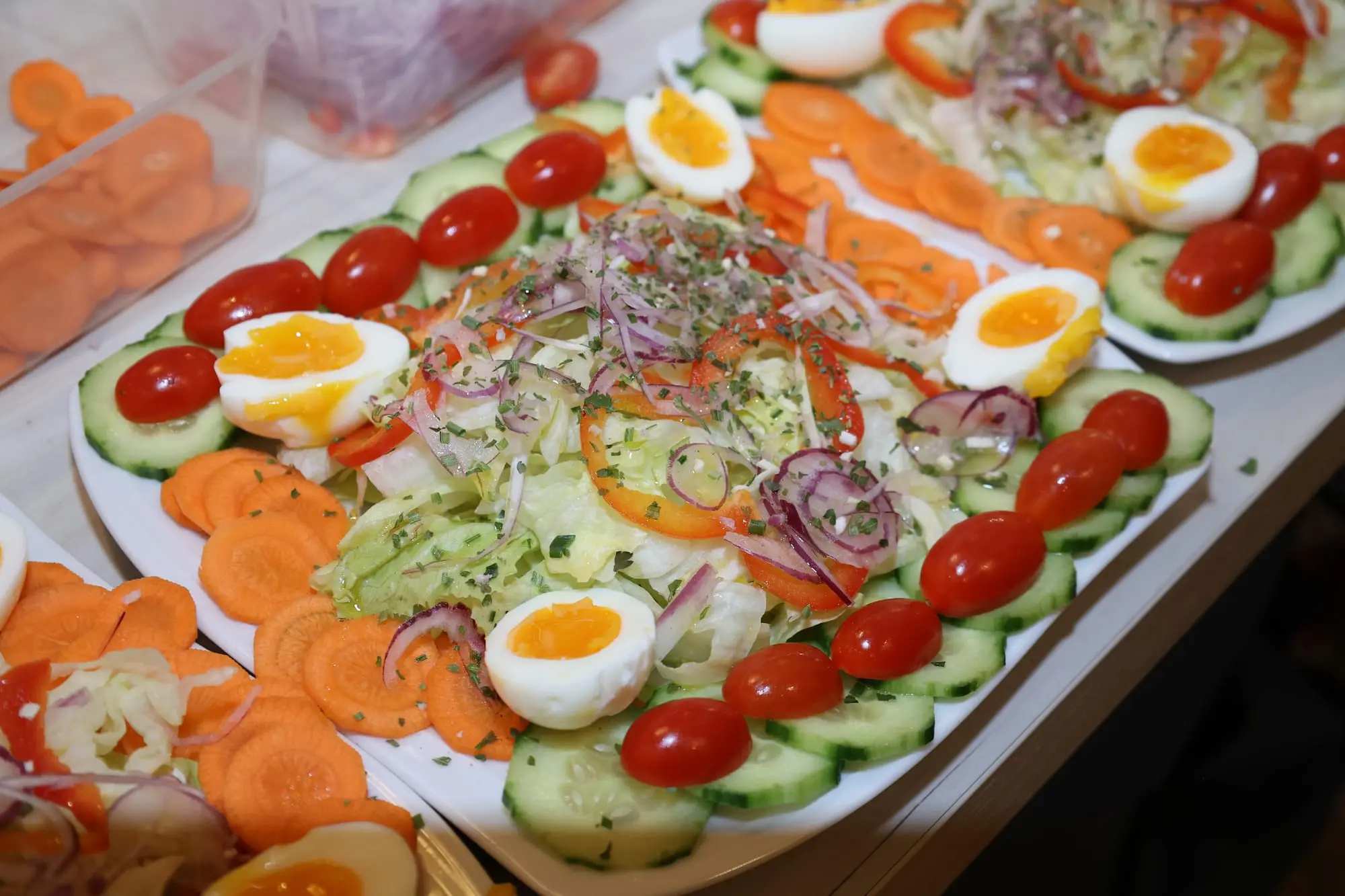 Salade composée aux carottes, œufs durs et tomates cerises