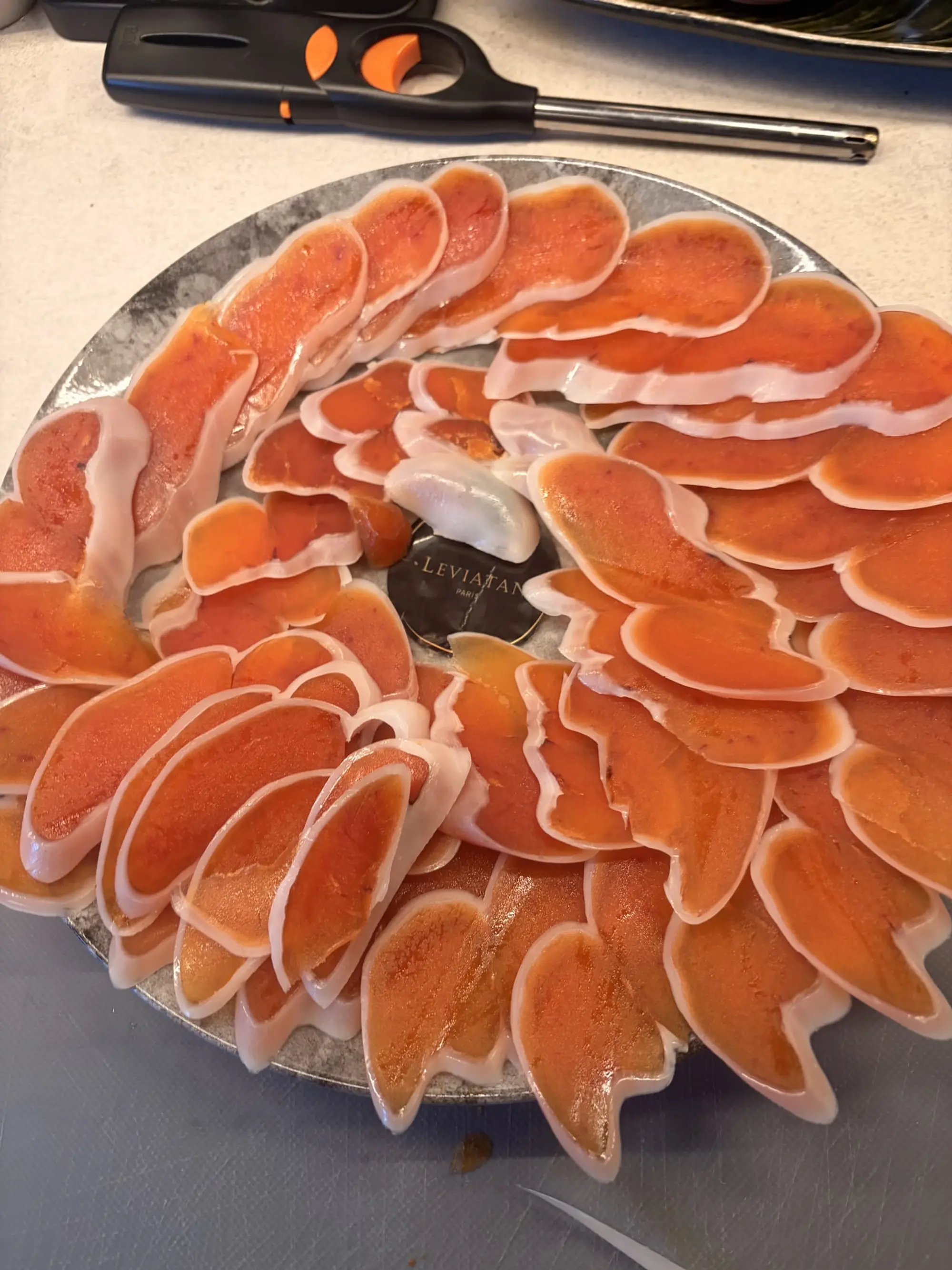 Tranches de saumon fumé disposées en rosace